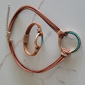 Neck accessorie and wrist band